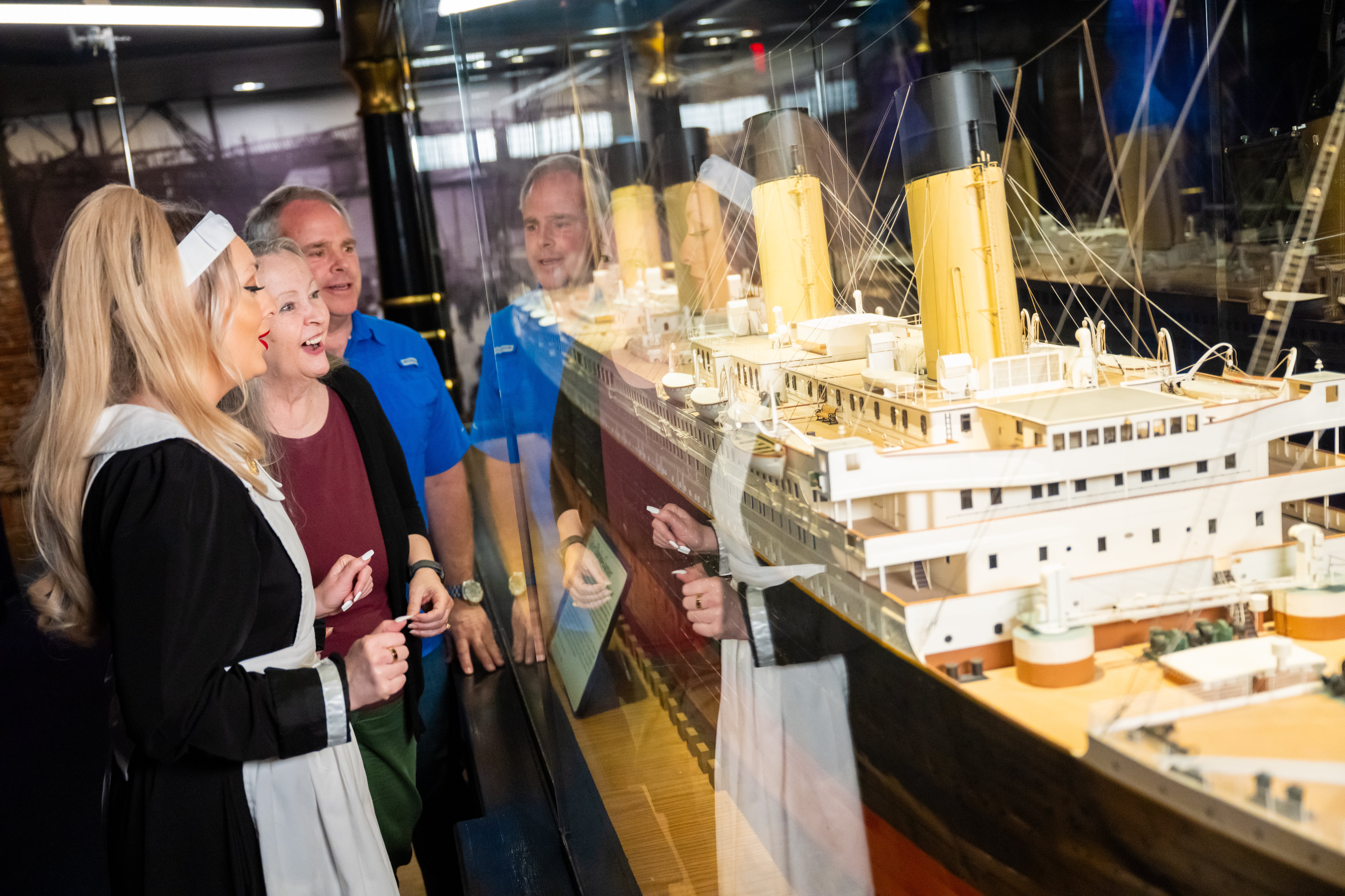 Titanic-Crew-Maid-with-Couple-at-Model