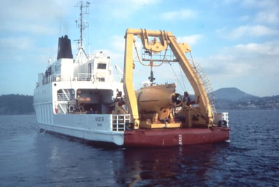 Titanic expedition boat with sub