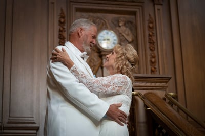 Titanic_Wedding_on_Grand_Staircase_Couple