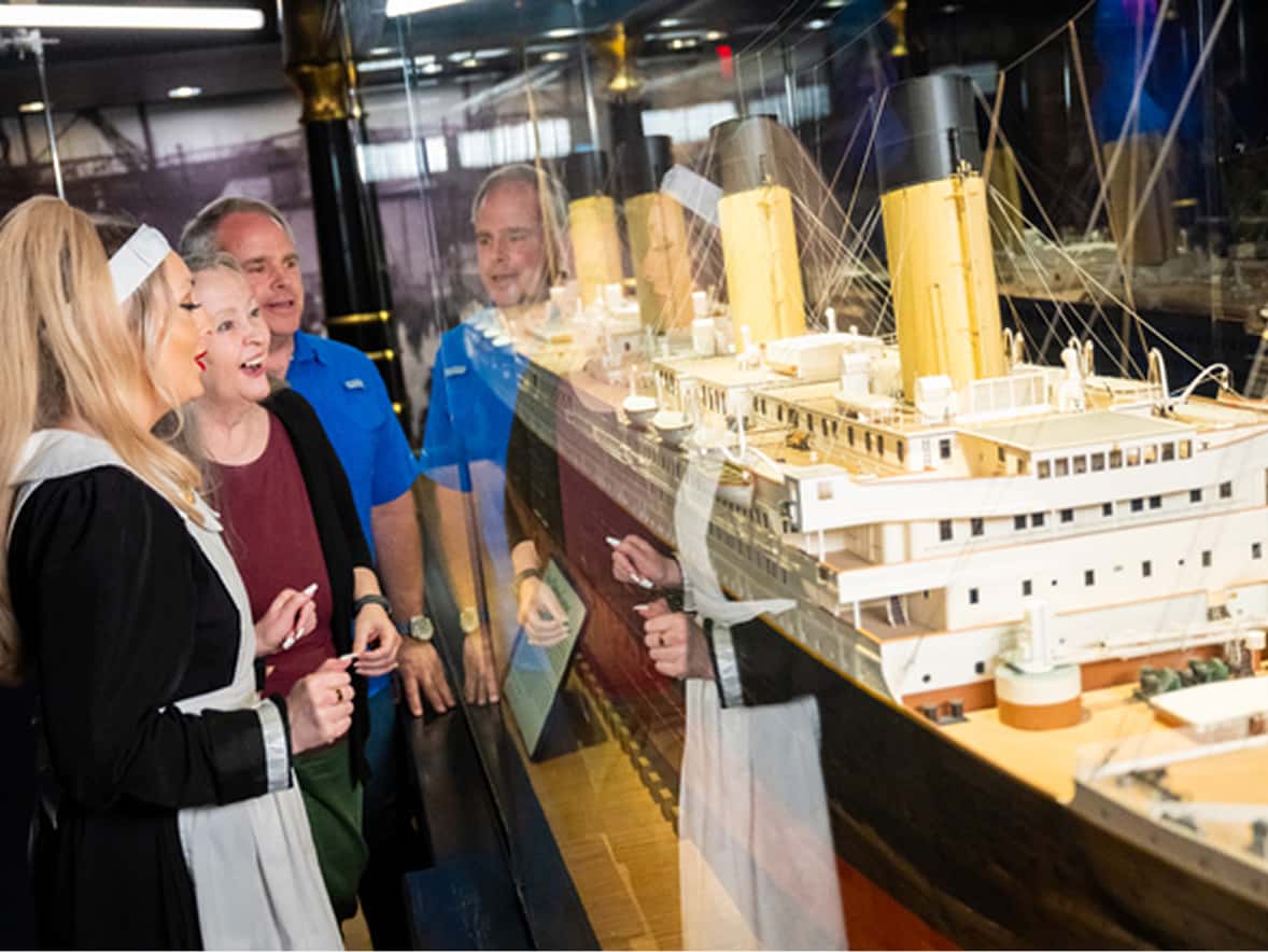 Titanic-Maid-with-Guests-ship-model